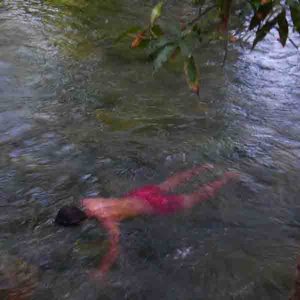 Karolus Naga berenang di Pemandian Air Panas Mengeruda di Kecamatan Soa, Bajawa. Foto: Ng Swan Ti