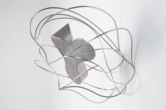 Blanca Muñoz, Atrapada, 2009, Varilla y chapa perforada de acero inoxidable, 190 x 360 x 220 cm